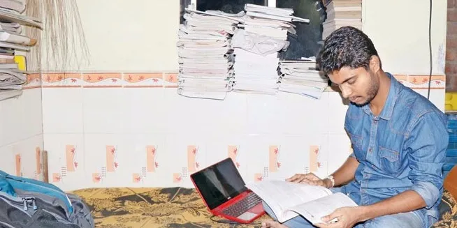 अपने छोटे से घर में पढ़ाई करते प्रथमेश (फोटो साभार-  राजेश गुप्ता/ मिडडे)