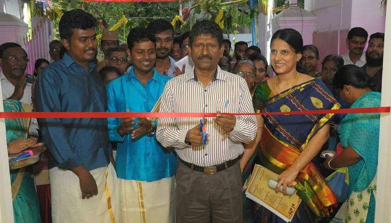 சாகயம் அவர்கள் திருக்குறள் உணவகத்தை திறந்து வைத்த போது,அருகில் சுரேஷ் மற்றும் அவர் நண்பர் கார்த்திக்