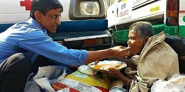 गरीब को अपने हाथों से भोजन खिलाते अजहर