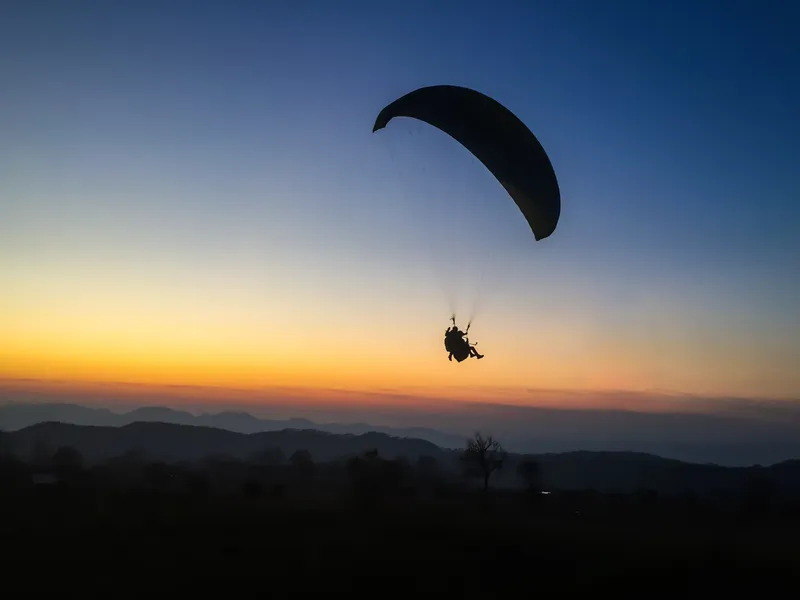 Parglider during the sunset around Barot<br>