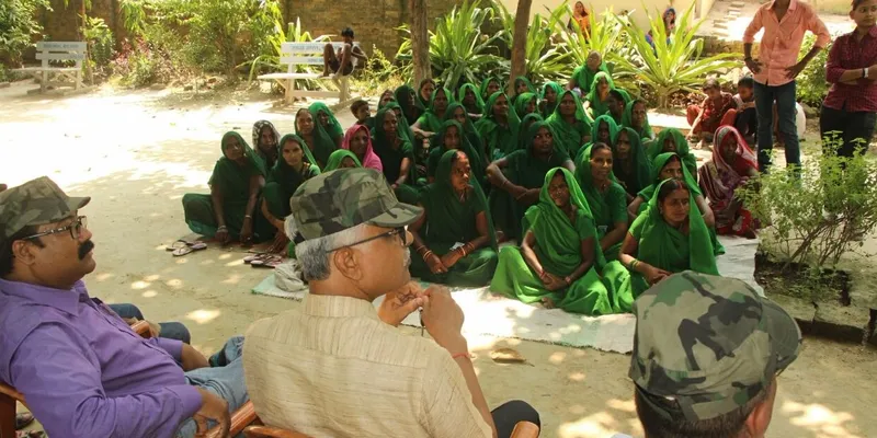 सेना के रिटायर्ड जवानों के साथ ग्रीन ग्रुप की महिलाएं
