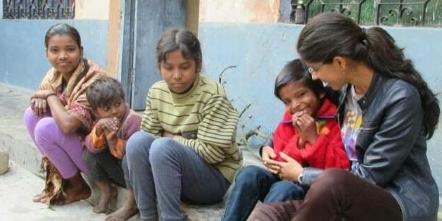 जरूरतमंद बच्चों के चेहरे पर एक मुस्कान लाने में जुटे हैं लखनऊ के ये युवा
