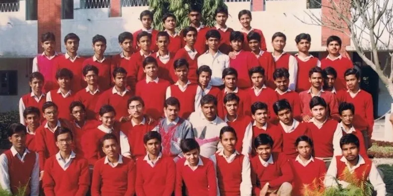  कक्षा 12ए, जनवरी 1991, पं. दीनदयाल विद्यालय. जिस बच्चे ने स्वेटर नहीं पहना है वो हैं सतीश