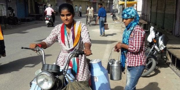 अपने सपनों को पूरा करने के लिए बाइक से दूध बेचने शहर जाती है गांव की यह लड़की