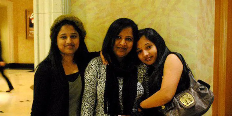 ज्योति अपनी दोनों बेटियों बीना और बिंदू के साथ, फोटो साभार: nripulse.com