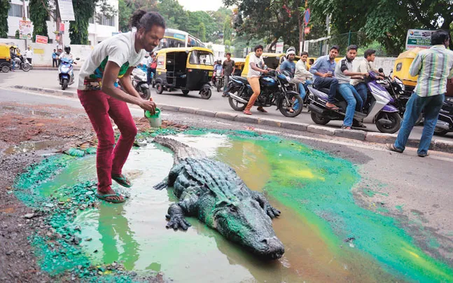 ಕಲಾಕೃತಿ ಬಿಡಿಸೋದ್ರಲ್ಲಿ ನಿರತರಾಗಿರುವ ಬಾದಲ್​​​