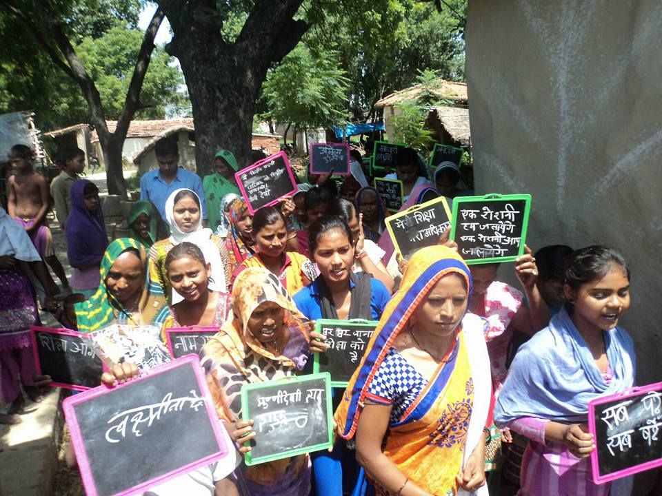वाराणसी के पास छात्रों ने लिया एक गांव को गोद,पॉकेटमनी से मुहैया करा रहे हैं ज़रूरी चीज़ें
