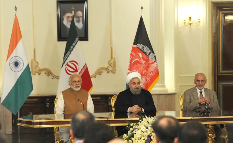 तेहरान में भारत, अफगानिस्तान औऱ ईरान के बीच त्रिपक्षीय समझौते पर हस्ताक्षर होने के दौरान प्रधानमंत्री श्री नरेंद्र मोदी के साथ ईरान के राष्ट