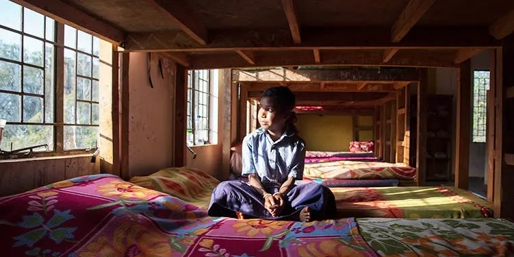 एक आदिवासी बच्ची हॉस्टल में
