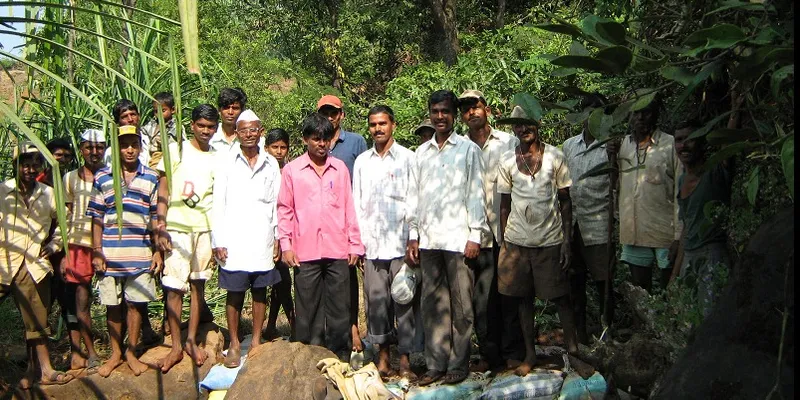 पाटबंधारे प्रकल्पासाठी काम करताना ग्रामस्थ, रामणवाडी