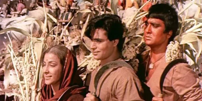 फिल्म मदर इंडिया में नरगिस, राजेंद्र कुमार और सुनील दत्त