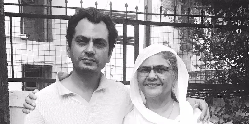 अपनी मां के साथ नवाजुद्दीन (फोटो साभार- ट्विटर)