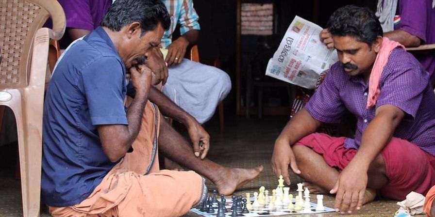 केरल के एक गांव में शतरंज ने कैसे छुड़ा दी हजारों की शराब और जुए की लत