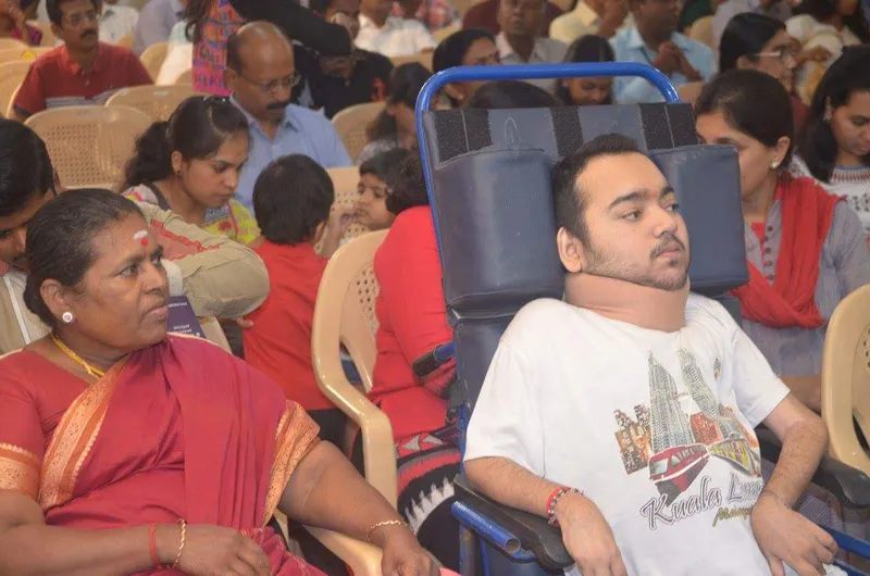 தனது பாட்டி உடன் ஜெகதீஷ்