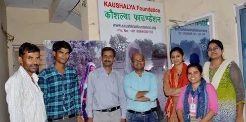 कौशलेंद्र अपनी टीम के साथ