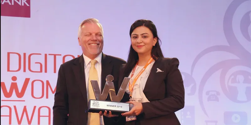 Mr. Wolfgang, Lufthansa India presenting an Award to Ms. Sakshi Talwar for Creative Disruptor, Rugs and Beyond