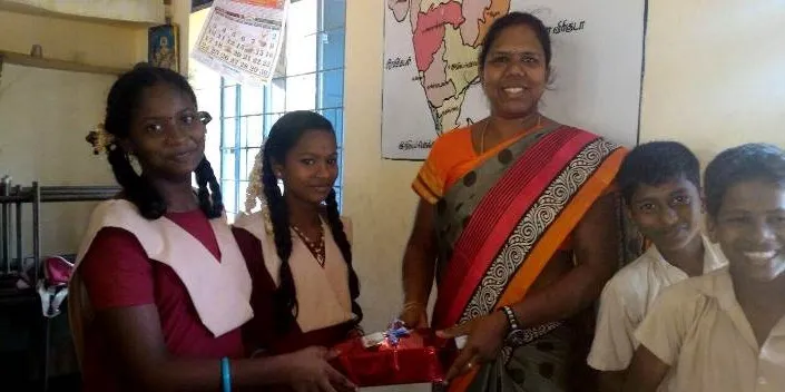 மாணவர்களுடன் கிருஷ்ணவேணி டீச்சர்