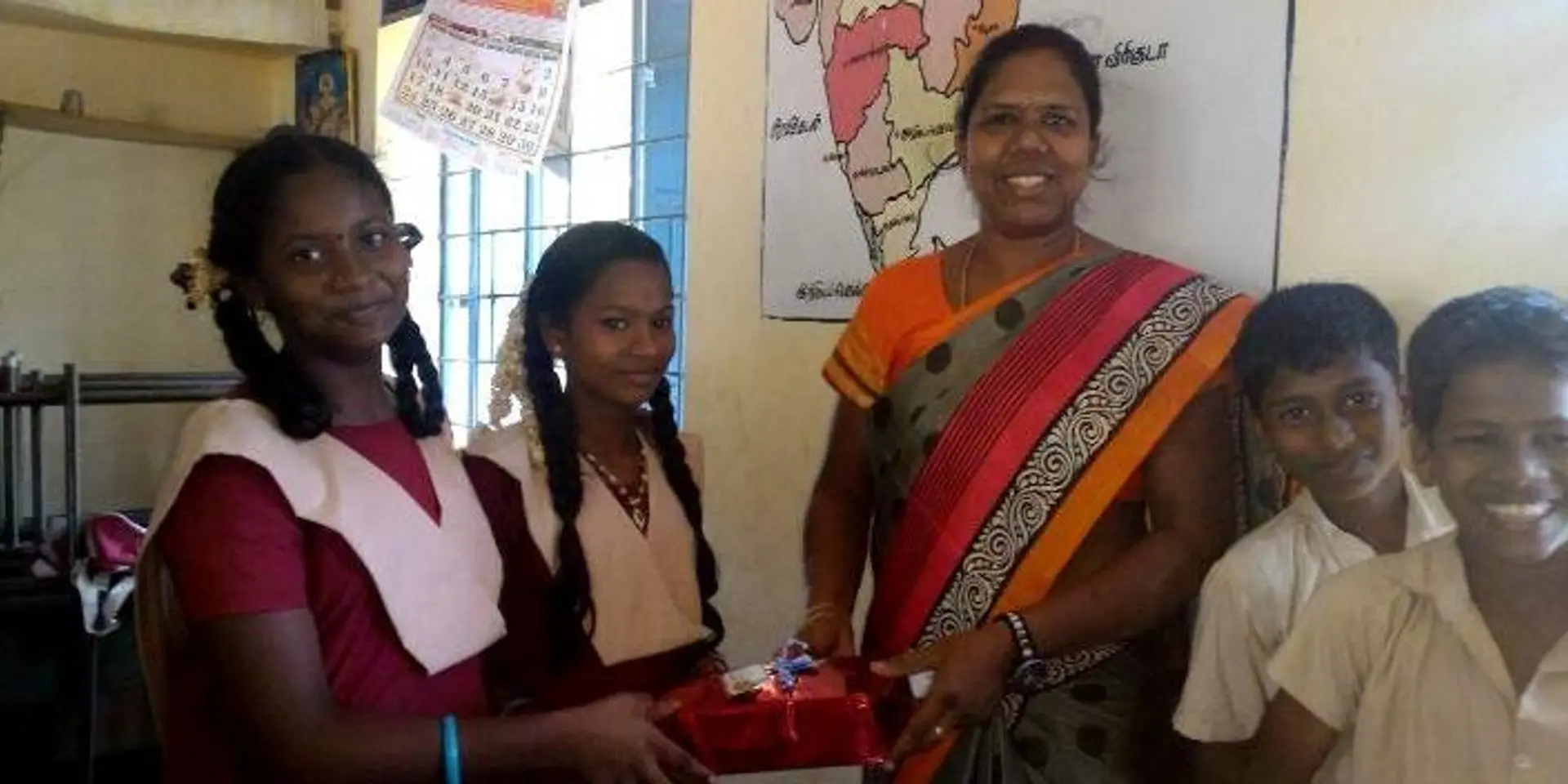 பாடநூல் முதல் முகநூல் வரை: அரசு பள்ளி மாணவர்களுக்காக அர்ப்பணிப்புடன் இயங்கும் ஆசிரியை கிருஷ்ணவேணி