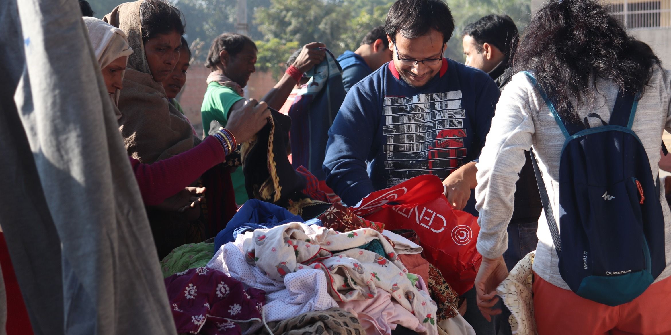 मदद करने को तैयार हाथों को जरूरतमंदों तक पहुंचाने का काम करती है 'खुशियां'