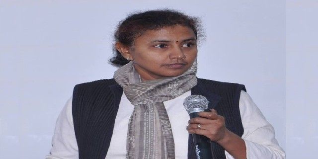 'சமூகம் பெண்களை பலவீனமான இனமாகவே வளர்த்தெடுக்கும் நிலை மாற வேண்டும்' - அமுதா ஐ.ஏ.எஸ்.  