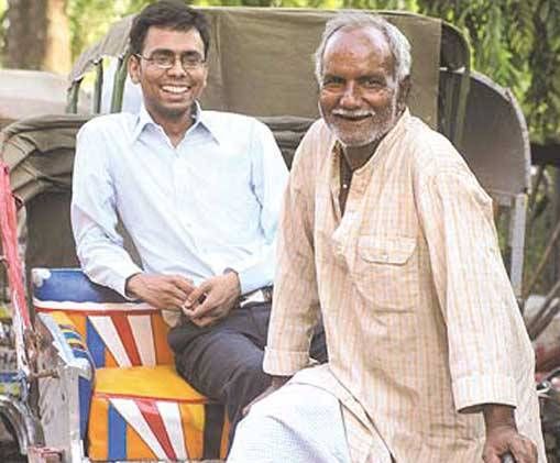 रिक्शा चलाने वाले ग़रीब बाप का बेटा बना IAS अफसर