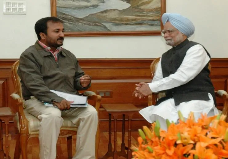 तत्कालीन पंतप्रधान मनमोहन सिंग यांनीही आनंद कुमार यांच्या कामाची दखल घेतली