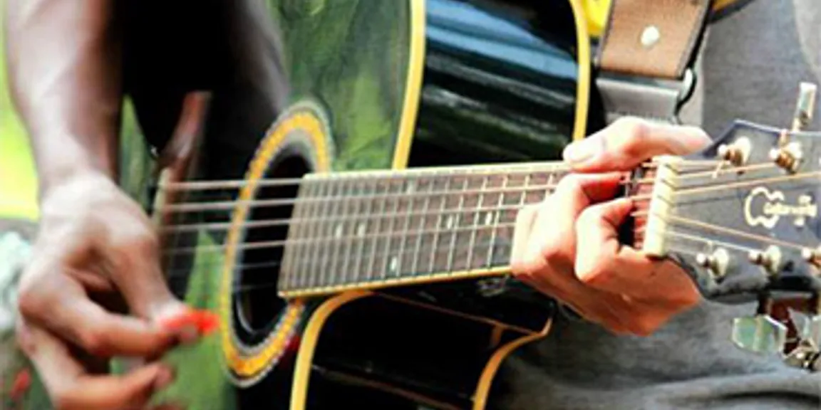 कर्करोग पिडीतांसाठी मुंबईच्या लोकलट्रेनमध्ये गिटार वाजवितात सौरभ निंबकर! 