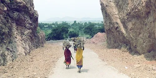 पक्का रस्ता बनवायला सरकारला 30 वर्ष लागली पक्का रस्ता बनवायला सरकारला 30 वर्ष लागली