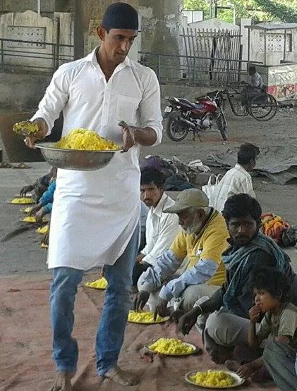 ఆకలిగొన్నవారికి స్వయంగా తానే వడ్డిస్తున్న అజ్హర్