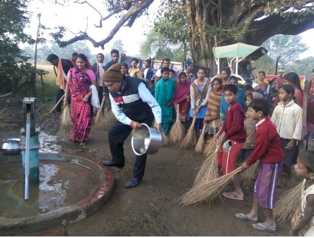 स्वतंत्रता सेनानी नहीं बने तो क्या हुआ, 'स्वच्छता सेनानी' बनकर छत्तीसगढ़ के गांवों में फैला रहे हैं जागरूकता 