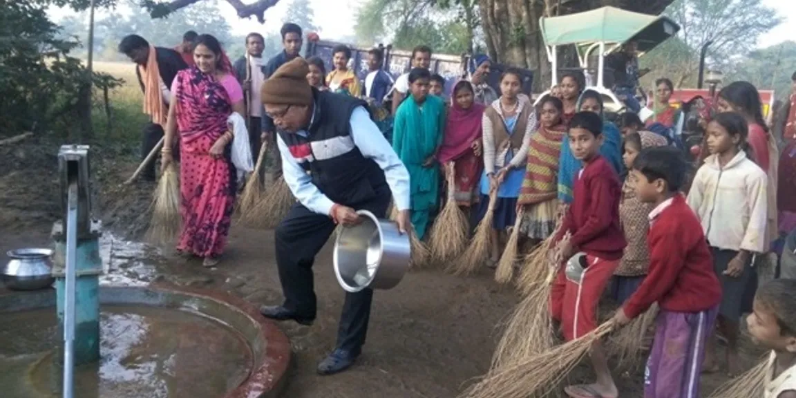 छतीसगढच्या ६५ वर्षीय विश्वनाथ पाणीग्रहींनी गावागावात राबविली  स्वच्छता ग्राम अभियान मोहीम  

