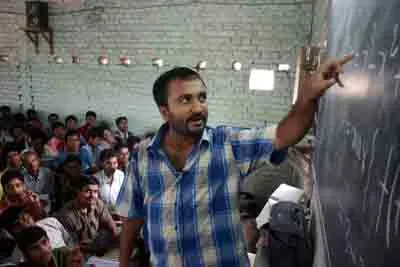 गरीब विद्यार्थ्यांच्या शिक्षणासाठी सर्वस्व पणाला लावणारा अवलिया...