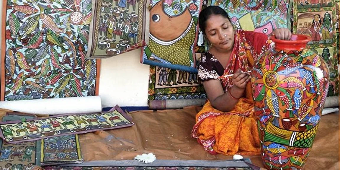 دستکاری کے فن کی بازآبادکاری میں مصروف  پانچ خواتین 