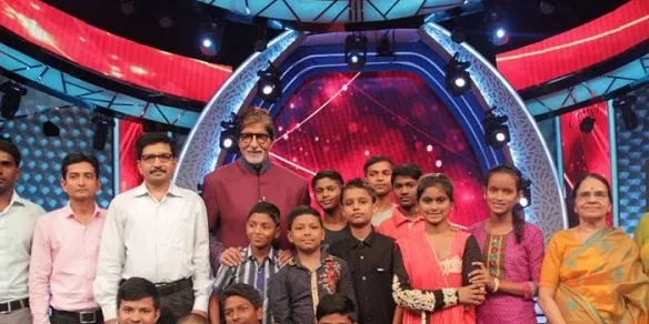 केबीसी के सेट पर 'सलाम बालक ट्रस्ट' के बच्चों के साथ अमिताभ बच्चन, साभार: फेसबुक