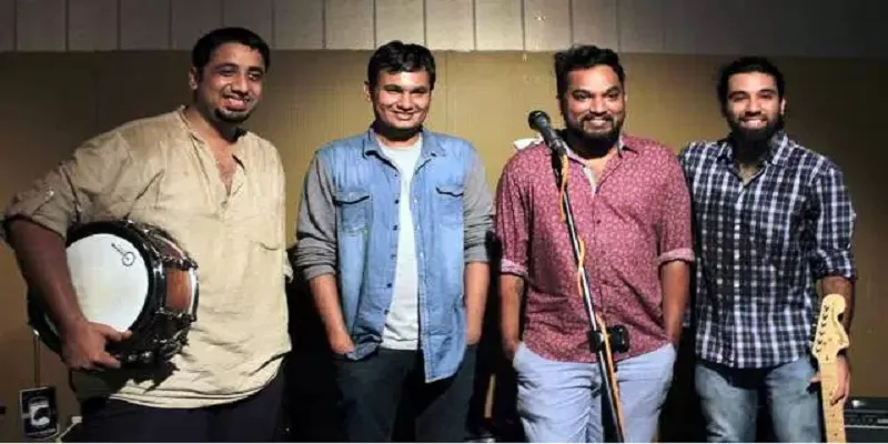 கேபர் வாசுகி, தேன்மா (நடுவில்) குரங்கன் குழு உடன்