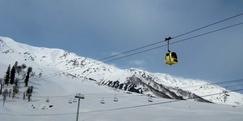 Image Source: https://upload.wikimedia.org/wikipedia/commons/a/a2/Gulmarg_gondola.JPG