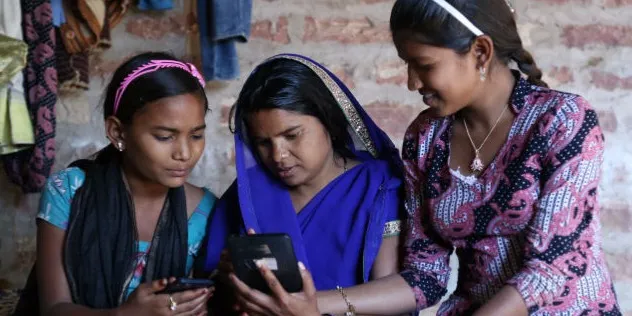 इंटरनेट साथी की पहल का फायदा उठातीं ग्रामीण महिलाएं