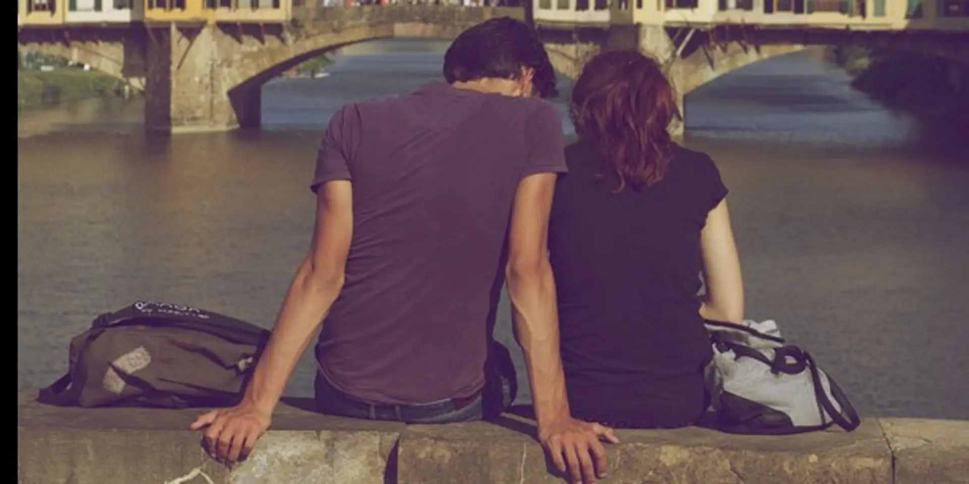 8 Signs That she likes you Romantically
