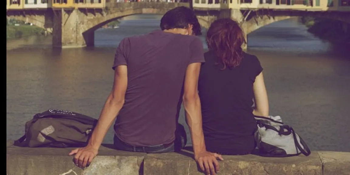 8 Signs That she likes you Romantically