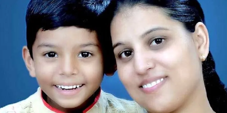 अपने बेटे सुयश के साथ निधि मुस्कुराती हुईं।&nbsp;