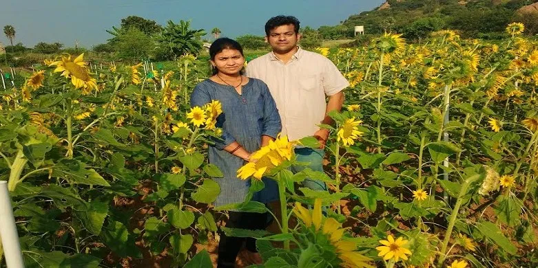 பிரதீப் குமார் மனைவி மங்கை உடன்