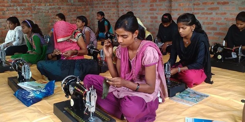 लड़कियों के लिए रोजगार के अवसर बढ़ाने के लिए सेंटर पर सिखाई जाती है सिलाई मशीन भी