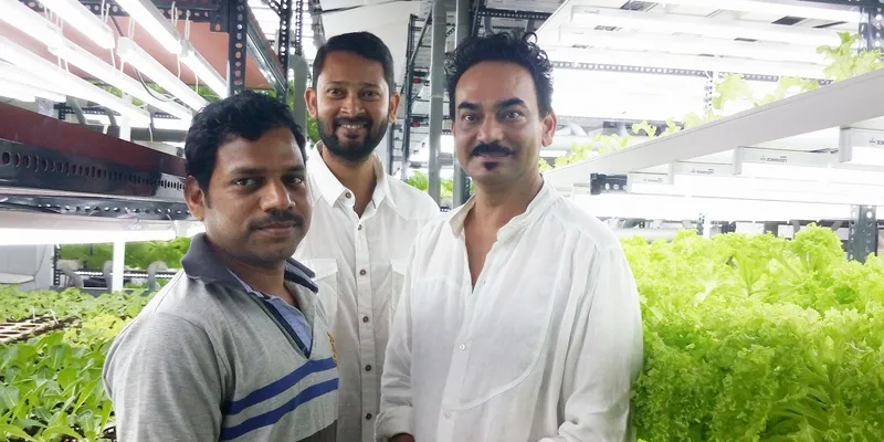 फार्म में अपने साथियों के साथ अजय नाइक