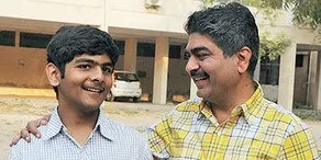 अपने पिता के साथ निर्भय (फोटो साभार- अहमदाबाद मिरर)