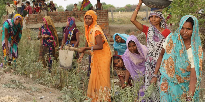 तालाब खुदाई को तत्पर जलसहेलियां