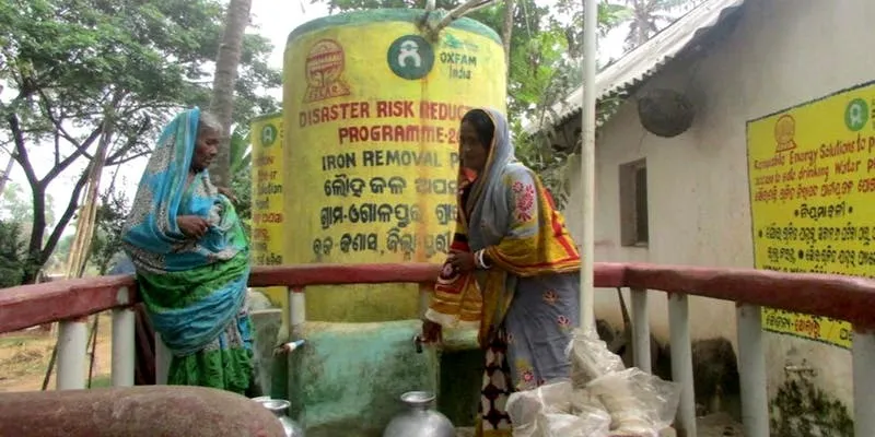 संरक्षित पानी का उपयोग करतीं महिलाएं