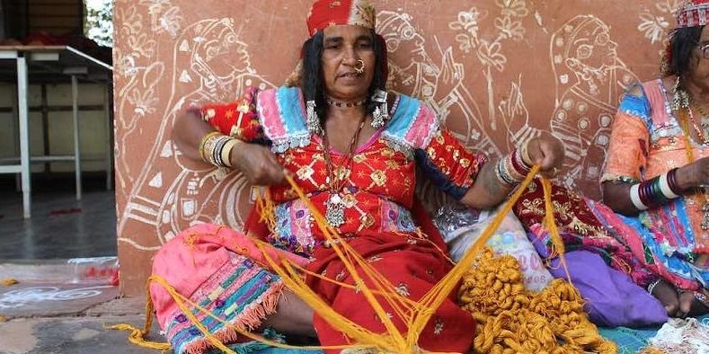 लंदन फैशन वीक में चार चांद लगाने पहुंची भारत की आदिवासी महिलाओं की पारंपरिक कढ़ाई