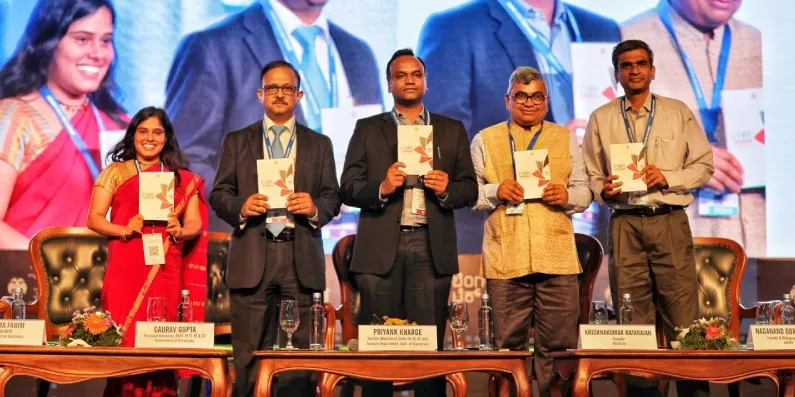 ಕರ್ನಾಟಕ IT- ಬಿಟಿ ಮತ್ತು ಪ್ರವಾಸೋದ್ಯಮ ಸಚಿವ ಪ್ರಿಯಾಂಕ್ ಖರ್ಗೆ (ಸೆಂಟರ್) ಸರ್ಕಾರ ಮತ್ತು ಐಟಿ ಸ್ತಾರ್ಟ್‌ಅಪ್ ವ್ಯವಸ್ಥಾಪಕರೊಂದಿಗೆ ಬೆಂಗಳೂರು ಟೆಕ್ ಸಮ್ಮೇಳನದ ಮುಕ್