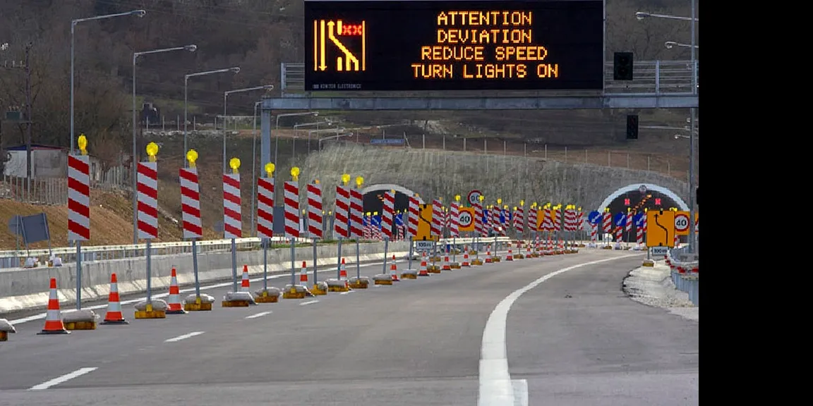 Wireless variable message signs for road safety