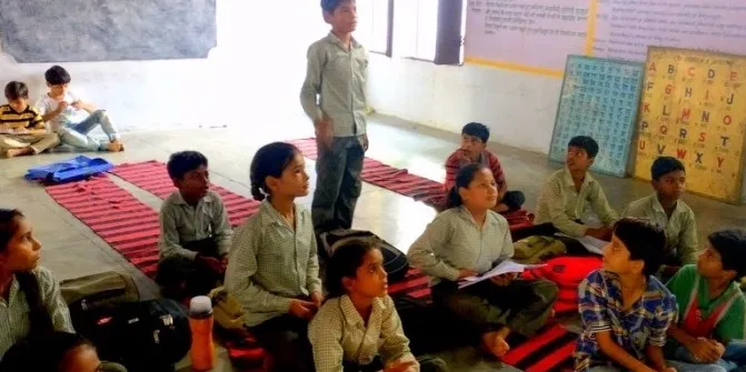 क्लास में सवाल पूछता बच्चा
